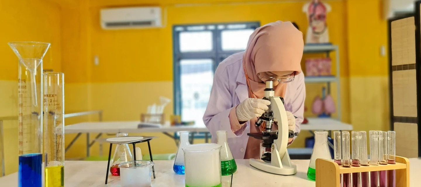 macam alat pada laboratorium sekolah (oleh AI)