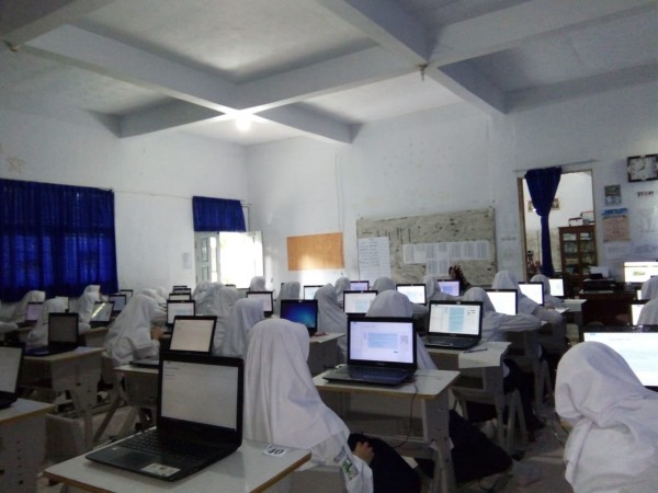 fasilitas apa saja di lingkungan pesantren umunya ( oleh AI )