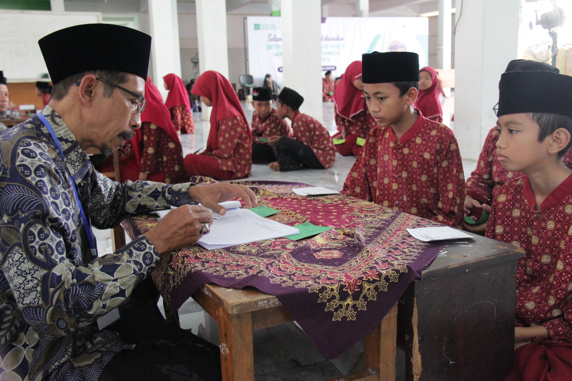 4T KUNCI SUKSES MENGHAFAL QUR-AN oleh Agus Dr. H. Muh Jauhari Nadzirun M. Pd
